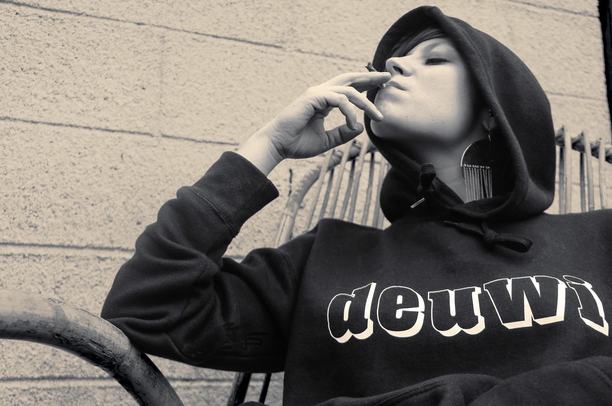 sweat à capuche deuwi poche kangourou couleur noir